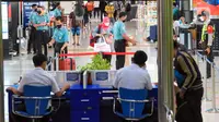 Aktivitas petugas di Stasiun Gambir, Jakarta, Selasa (8/3/2022). Perjalanan domestik menggunakan transportasi darat, laut, maupun udara yang sudah vaksinasi COVID-19 lengkap dosis kedua tak perlu lagi menunjukkan bukti tes antigen atau PCR negatif. (Liputan6.com/Herman Zakharia)