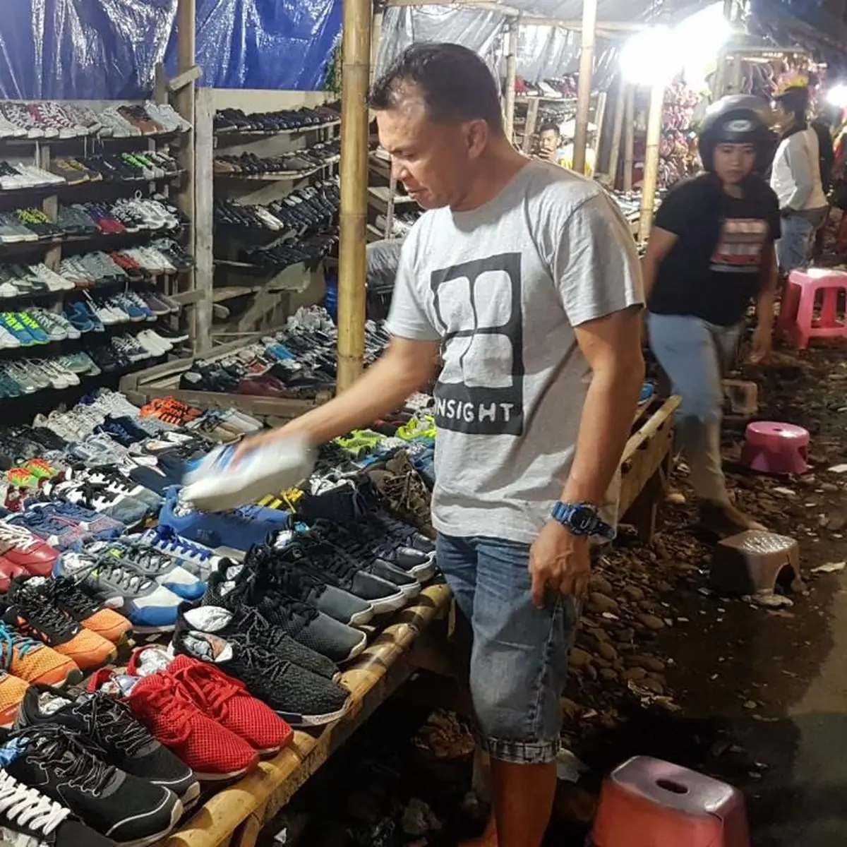 Sulawesi Selatan Surganya Sepatu Bekas Murah dan Berkualitas