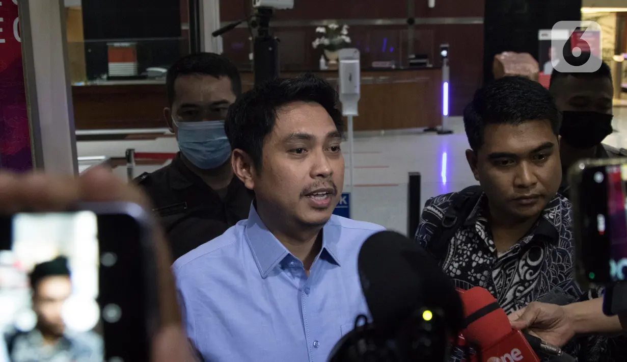 Bendahara Umum (Bendum) PBNU, Mardani H Maming memberi keterangan kepada pewarta usai menjalani pemeriksaan di Gedung KPK, Jakarta, Kamis (2/6/2022). Mardani H Maming mengaku diperiksa KPK terkait masalah dengan pemilik PT Jhonlin Group, Samsudin Andi Arsyad alias Haji Isam. (Liputan6.com/Helmi Fithriansyah)