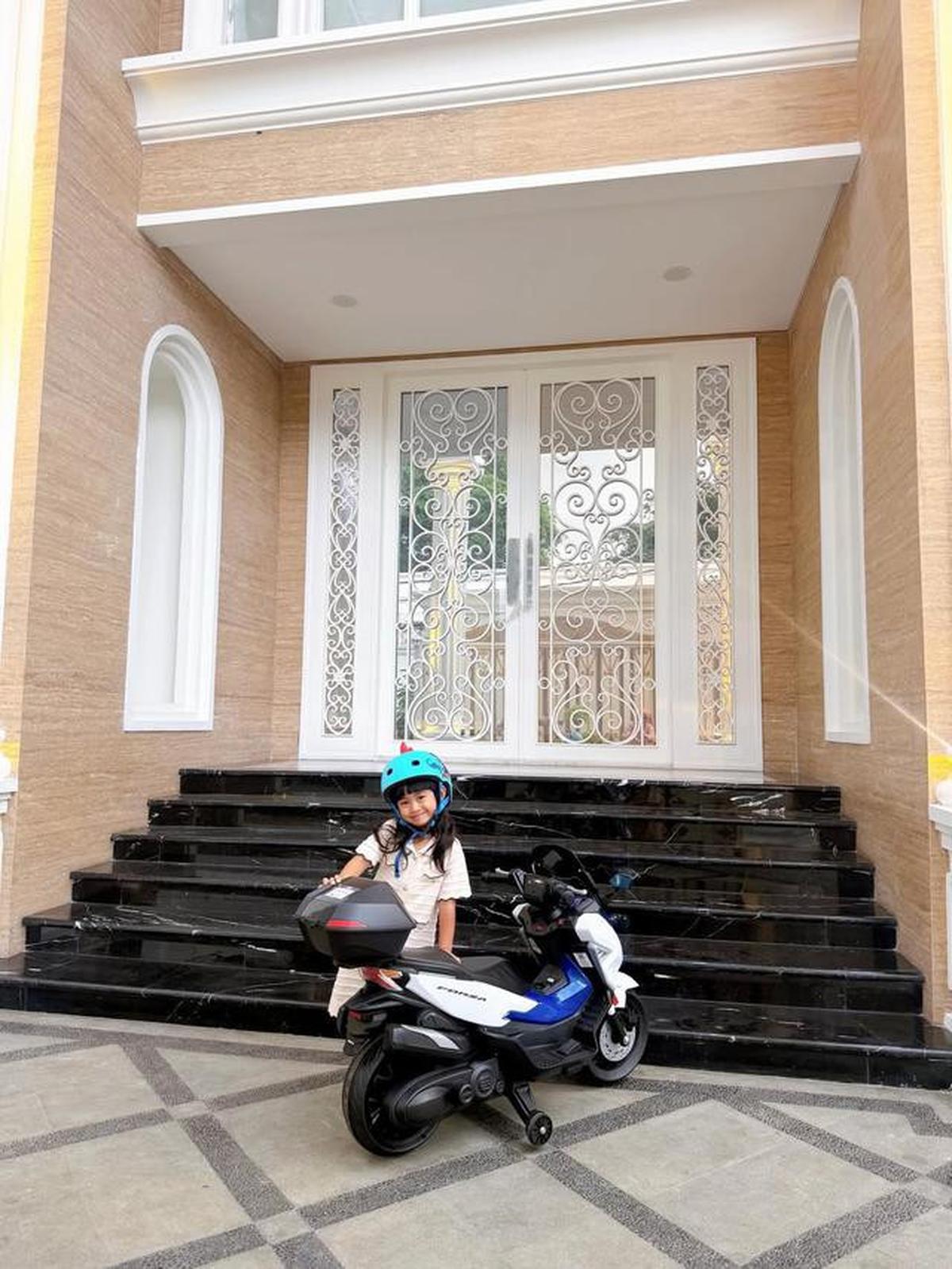 7 Potret Fasad Rumah Baru Ria Ricis, Elegan dan Mewah