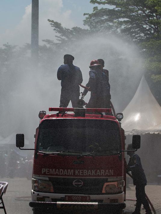 Pendinginan dilakukan karena cuaca pada Minggu (7/4/2024) sangat terik. (Liputan6.com/Angga Yuniar)