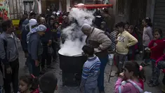 Walid Hattab memasak sup gandum panas dan bubur sebelum berbuka puasa selama bulan suci Ramadhan di lingkungan Shijaiyah di Kota Gaza, Minggu, 26 Maret 2023. (AP Photo/Fatima Shbair)