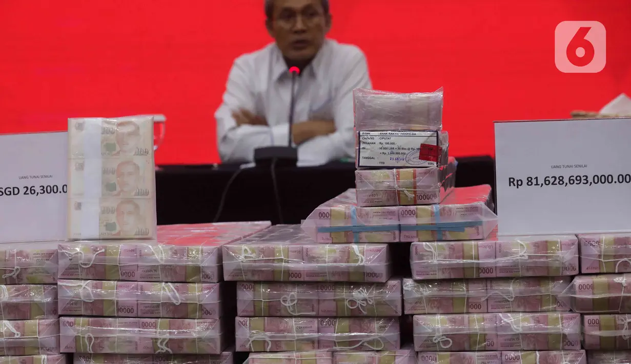 Selain uang, KPK juga sudah menyita puluhan aset lainnya milik Lukas yakni satu unit apartemen di Jakarta senilai Rp2 miliar. (Liputan6.com/Herman Zakharia)