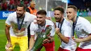 Pemain Portugal berpose dengan Piala UEFA Nations League setelah pertandingan final di Estadio do Dragao, Porto (10/6/2019). Portugal berhasil mengalahkan Belanda 1-0, berkat gol Goncalo Guedes. (AP Photo/Armando Franca)