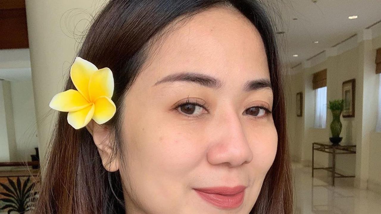 6 Potret Tante Ernie, Selebgram Pemersatu Bangsa yang Trending di Media Sosial