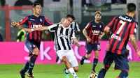 Juventus bermain 1-1 kontra Crotone pada laga pekan ke-33 Serie A, di Stadio Ezio Scida, Rabu (18/4/2018) waktu setempat. (AFP/GIOVANNI ISOLINO)