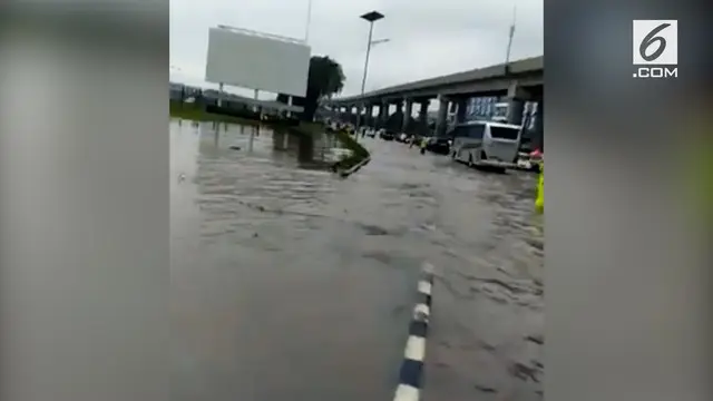 Banjir terjadi di sejumlah wilayah di Jabodetabek. Selain Jakarta, banjir menggenangi jalan di kawasan Bandara Soekarno-Hatta.