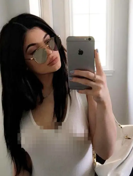 Dengan memakai kacamata sun glassess, Kylie nampak cantik berfoto selfie di kaca. (viaaceshowbiz/Bintang.com)