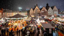 Orang-orang Frankfurt sangat bangga dengan sejarah pasar Natal lokal mereka, Weihnachsmarkt. Penyebutan pasar paling awal berasal dari tahun 1393 dan berasal dari dokumentasi resmi sejak saat itu. (AP Photo/Michael Probst)