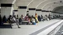 Penumpang menunggu di Stasiun Kereta Api Kamalapur untuk naik kereta setelah pemerintah memerintahkan mencabut lockdown di Dhaka, Rabu (11/8/2021). Bangladesh memberlakukan lockdown paling ketat pada awal Juli ketika kasus dan kematian Covid-19 baru naik ke rekor tertinggi. (Munir Uz zaman/AFP)