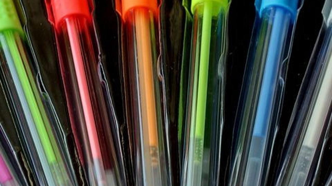 Viral Pria Paruh Baya Jualan Pulpen di Depan Sekolah, Keliling dari Bandung sampai Cirebon