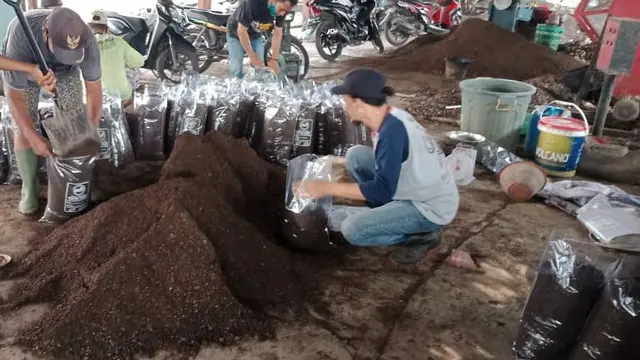 Sampah diproduksi menjadi pupuk kompos