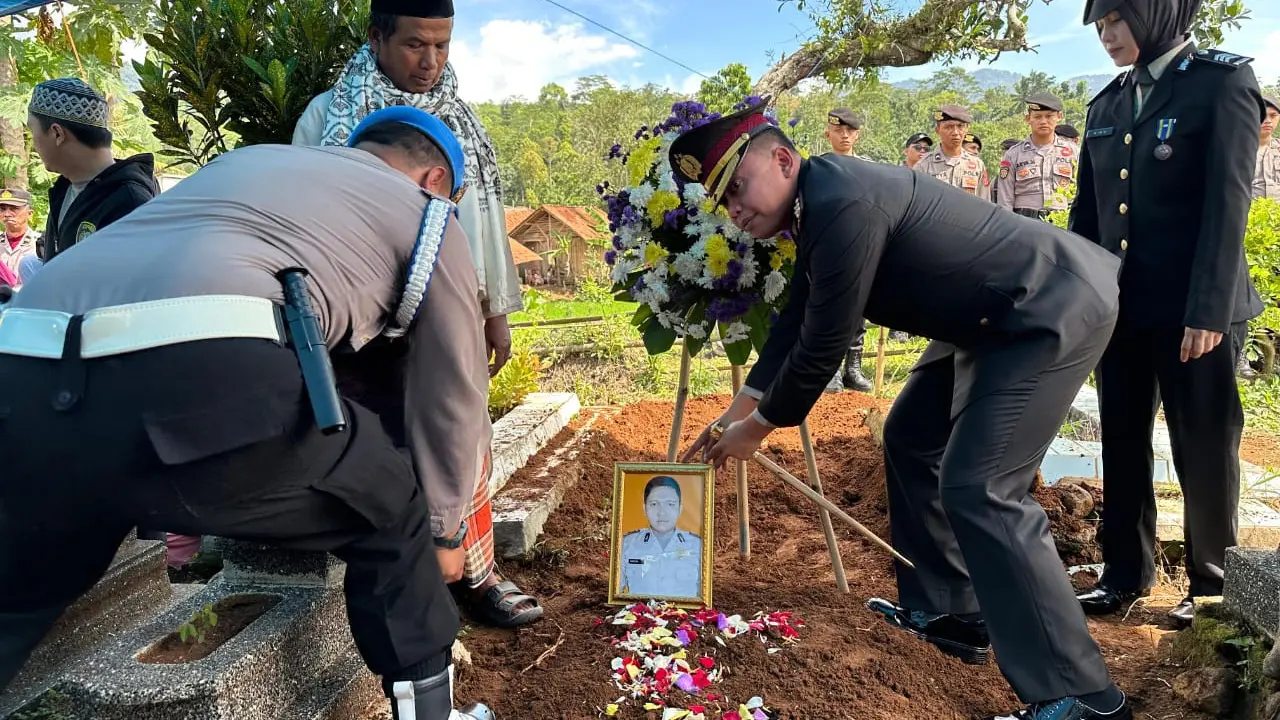 Kapolri Jenderal Polisi Listyo Sigit Prabowo memberikan kenaikan pangkat satu tingkat lebih tinggi kepada almarhum Bripka Andithya Munartono, yang meninggal usai aksi menyelamatkan wisatawan yang tenggelam di Pantai Barat Pangandaran.