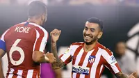 Penyerang Atletico Madrid, Angel Correa (kanan) berselebrasi dengan rekannya Koke usai mencetak gol ke gawang Real Madrid pada laga International Champions Cup 2019 di Arena Stadium Metlife, New Jersey (27/7/2019). (AFP Photo/Johannes Eisele)