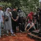 Keluarga dan kerabat mengantar mendiang George Mustafa Taka saat dimakamkan di Komplek Pemakaman Kempo, Jatiwaringin, Pondok Gede, Jakarta, Jumat (2/10). Goerge pun meninggalkan 1 orang istri dan 3 orang anak. (Liputan6.com/Faizal Fanani)