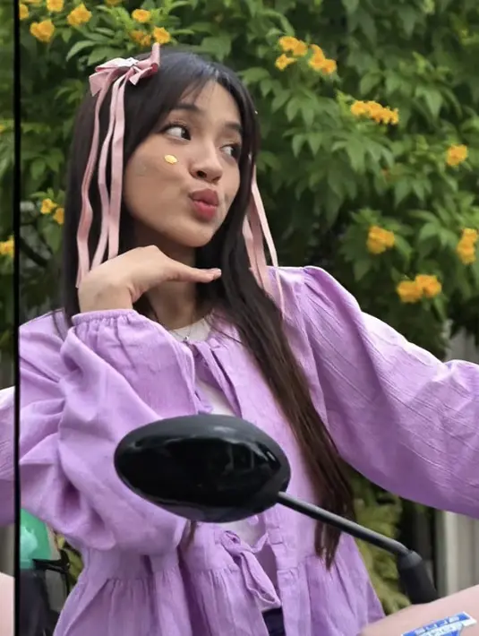 Tampil manis dengan gaya rambut berhias jepit, Pesona Elsa Japasal semakin memikat.