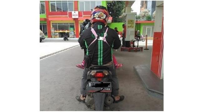 Potret Driver Ojek Online Bawa Anak Saat Bekerja Ini Bikin Haru