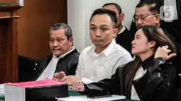 Terdakwa Ricky Rizal menjalani sidang lanjutan pemeriksaan saksi kasus pembunuhan berencana Brigadir Yosua Hutabarat atau Brigadir J di Pengadilan Negeri Jakarta Selatan, Senin (7/11/2022). Sidang lanjutan kasus Ferdy Sambo kali ini ada penggabungan terdakwa, Eliezer, Ricky Rizal dan Kuat Ma'ruf. (Liputan6.com/Johan Tallo)