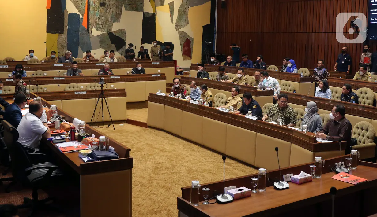Menteri Dalam Negeri Tito Karnavian, Ketua KPU Hasyim Asy’ari, Ketua DKPP Muhammad, Ketua Bawaslu Rahmat Bagja, dan Sekjen Kementerian Dalam Negeri Suhajar Diantoro saat rapat kerja dengan Komisi II DPR RI di Kompleks Parlemen, Senayan, Jakarta, Selasa (7/6/2022). (Liputa6.com/Angga Yuniar)