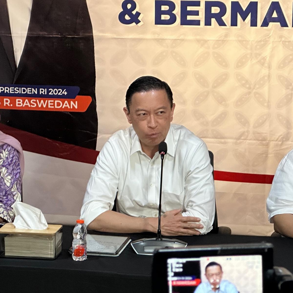 Co-captain Timnas AMIN Tom Lembong dalam konferensi pers di Rumah Koalisi Perubahan AMIN, Jalan Brawijaya X, Kebayoran Baru, Jakarta Selatan, Senin (26/2/2024)