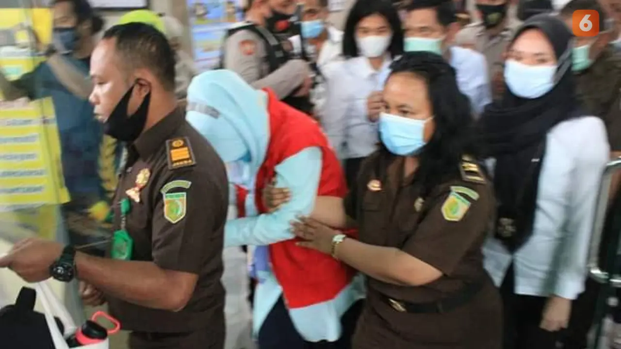 Tangis AWB pecah saat digiring oleh petugas dengan pengawalan bersenjata lengkap menuju mobil tahahan (Arfandi Ibrahim/Liputan6.com)