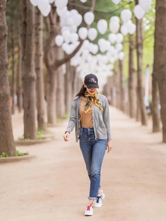 9 Gaya Luna Maya saat Pakai Sepatu Sneakers yang Stylish dan Kasual