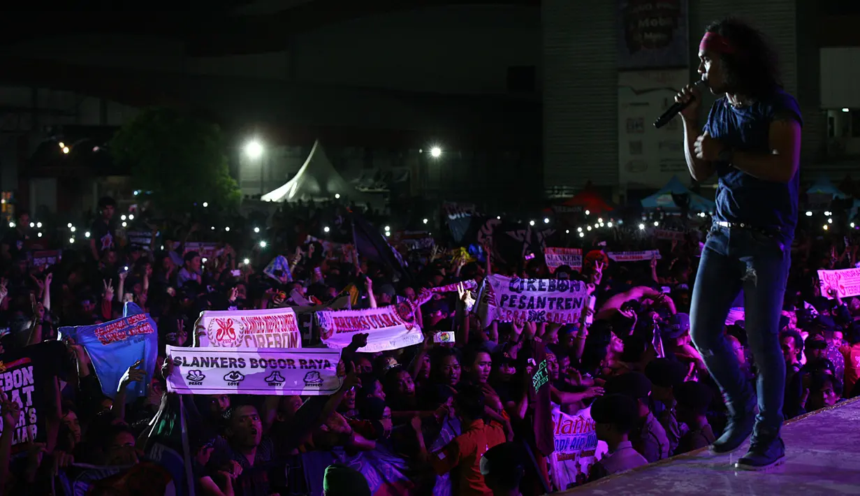 Ribuan Slanker memadati area konser. Para slanker ini datang dari berbagai kota. Lagu Bang Bang Tut dan I Miss U But I Hate U dijadikan tembang andalan mengawali konsernya. Sekitar 25 lagu hits dibawakan dalam konsernya. (Nurwahyunan/Bintang.com)