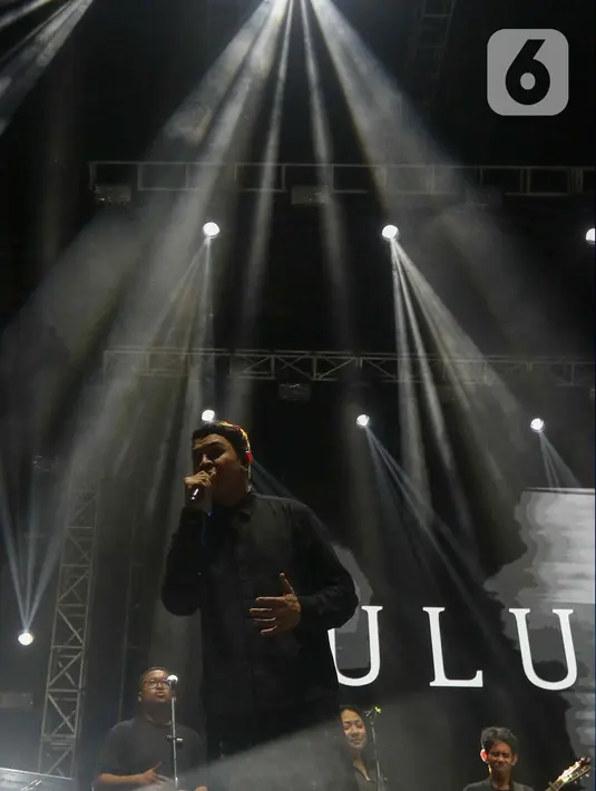 Tidak ketinggalan, Tulus menyanyikan dua lagu yang jadi andalannya yakni 'Monocrome' dan 'Sewindu'. (Liputan6.com/Herman Zakharia)