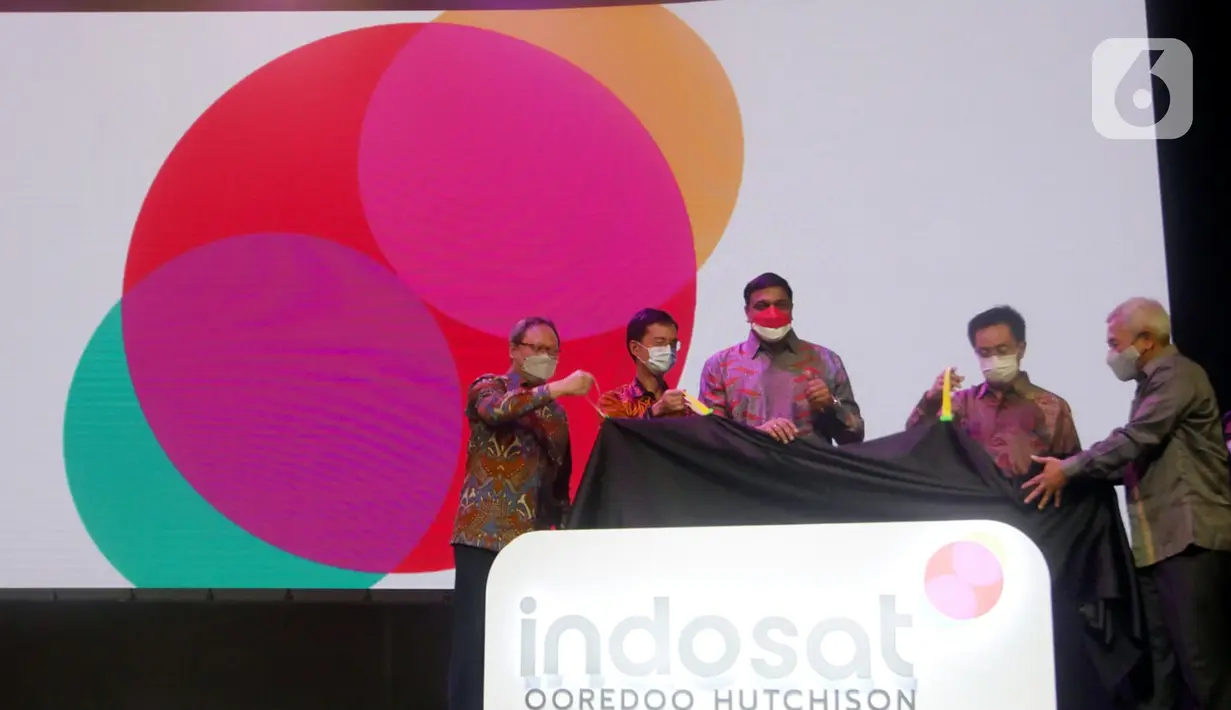 Director & CSEO Indosat Ooredoo Hutchison Armand Hermawan, Appointed Director & CFO Nicky Lee Chi Hung, President Director Vikram Sinha, Director & Chief HRO, Irsyad Sahroni dan Director & CRO Muhammad Danny Buldansyah foto bersama di Jakarta, Selasa (04/1/2022). (Liputan6.com/HO/Rizki)