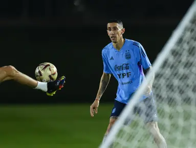 Gelandang Argentina Angel Di Maria melihat bola saat sesi latihan di Doha, Qatar, Kamis (15/12/2022). Penggawa Timnas Argentina, Lionel Messi dikhawatirkan tak akan tampil pada laga final Piala Dunia 2022 antara Argentina vs Prancis pada, Minggu 18 Desember 2022 besok.  (AP Photo/Natacha Pisarenko)