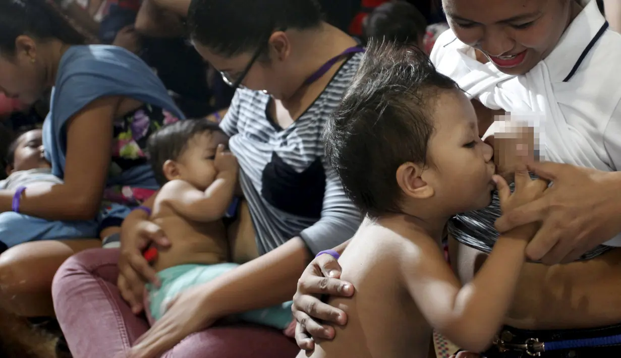 Para ibu menyusui anak-anak mereka saat acara menyusui massal di kota Mandaluyong, Filipina, Sabtu (1/8/2015). Dalam rangka memperingati Hari ASI Sedunia, mereka menggelar kegiatan menyusui yang disebut "Hakab Na 2015".  (REUTERS/Susan Corpuz)