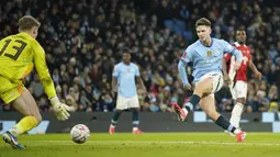 Pemain Manchester City, James McAtee mencetak gol ke gawang Salford City pada laga lanjutan Piala FA 2024/2025 di Etihad Stadium, Manchester, Inggris, Minggu (12/01/2025). (AP Photo/Dave Thompson)