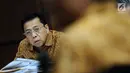 Terdakwa dugaan korupsi proyek e-KTP Setya Novanto menyimak keterangan saksi Made Oka Masagung pada sidang lanjutan di Pengadilan Tipikor, Jakarta, Senin (22/1). Sidang menghadirkan sejumlah saksi dalam proyek e-KTP. (Liputan6.com/Helmi Fithriansyah)