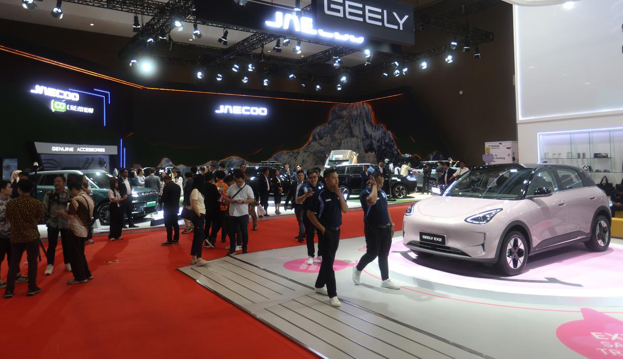 Pengunjung melihat-lihat mobil yang dipamerkan saat International Motor Show (IIMS) 2026 di JIExpo Kemayoran, Jakarta, Kamis (5/2/2026). (Kapanlagi.com/Budy Santoso)