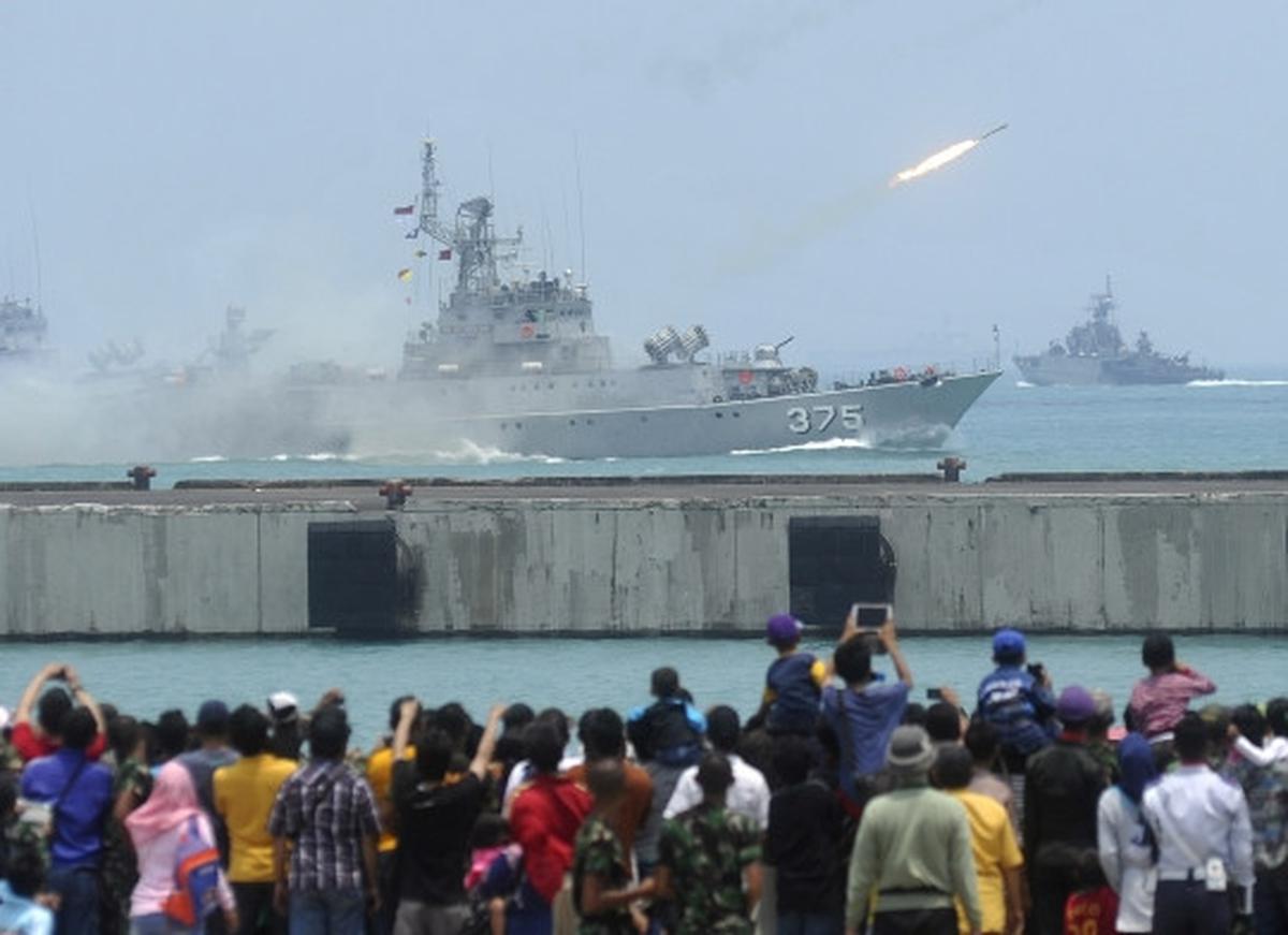 Geladi resik HUT TNI, warga tonton peluncuran rudal dari dekat