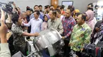 Menteri Riset, Teknologi & Pendidikan Tinggi  (Menristekdikti), Mohamad Nasir (tiga kanan) mengunjungi booth salah satu tenant usai membuka ajang I3E: Pameran Startup Teknologi dan Inovasi Industri Anak Negeri, di JCC, Senayan, Jakarta, Kamis (3/10/2019).  (Liputan6.com/HO/Bon)