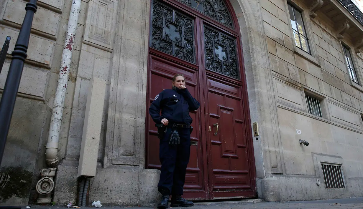 Petugas berjaga di depan Hotel Rue Tronchet pasca Kim Kardashian dirampok, Paris, Senin (3/10). Perampok mengambil sebagian besar perhiasan, bernilai jutaan euro (puluhan miliar rupiah). (REUTERS/ Gonzalo Fuentes)