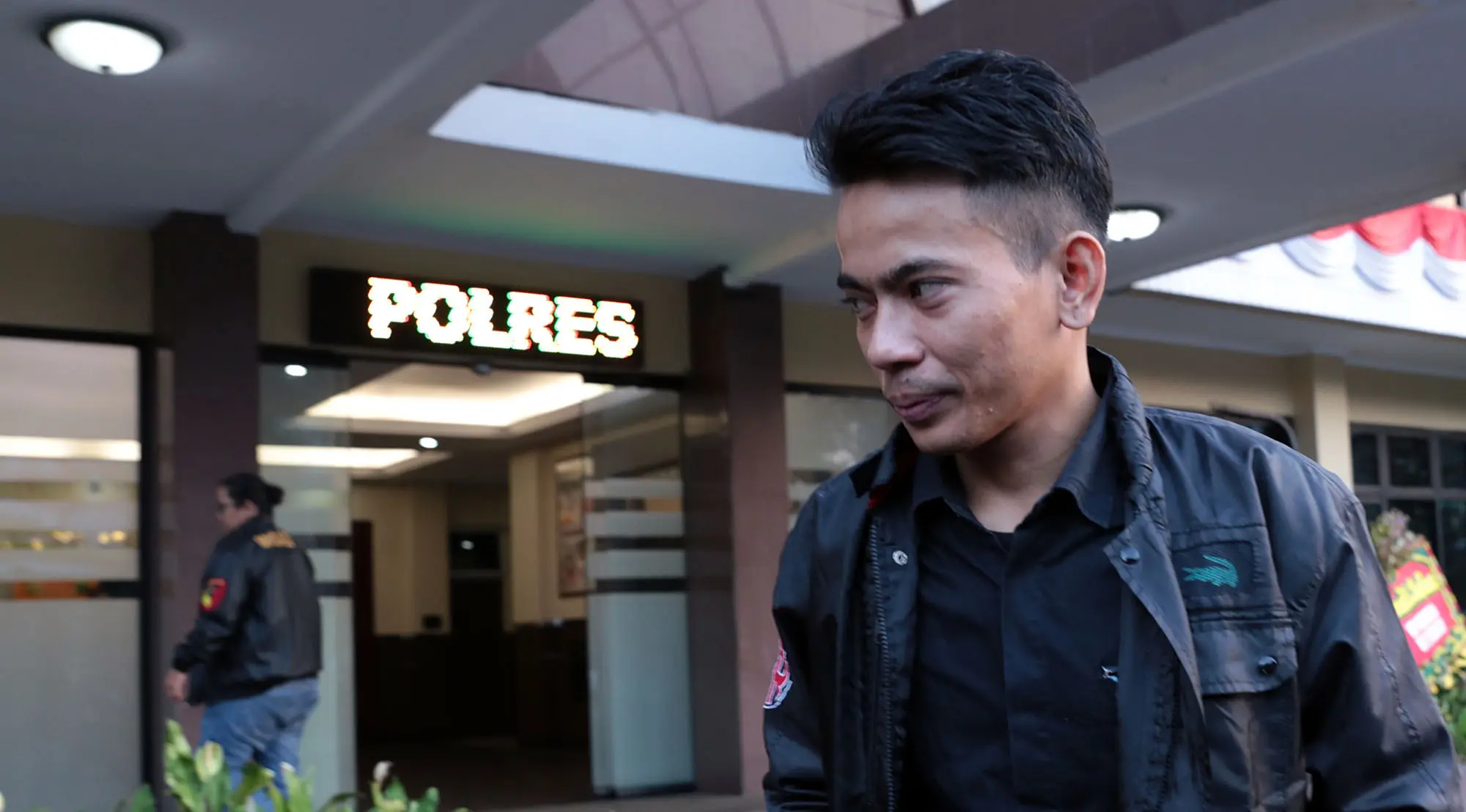 Aris Idol melaporkan Ihsan Tarore ke Polisi Jumat (7/7). Dengan nomor laporan LP/951/K/VII/2017/Restro Jaksel. Ihsan terancam hukuman 6 tahun penjara. (Deki Prayoga/Bintang.com)