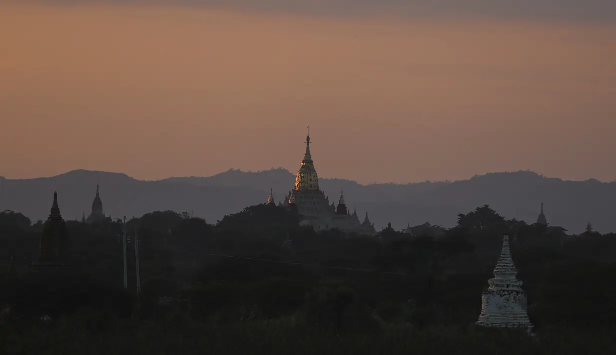 Siluet kuil kuno saat matahari terbenam di Bagan, distrik Nyaung U, Myanmar tengah, Rabu (8/12/2021). Bagan merupakan salah satu kota dari Kerajaan Pagan, yang memiliki 10.000 kuil Buddha. (AP Photo)
