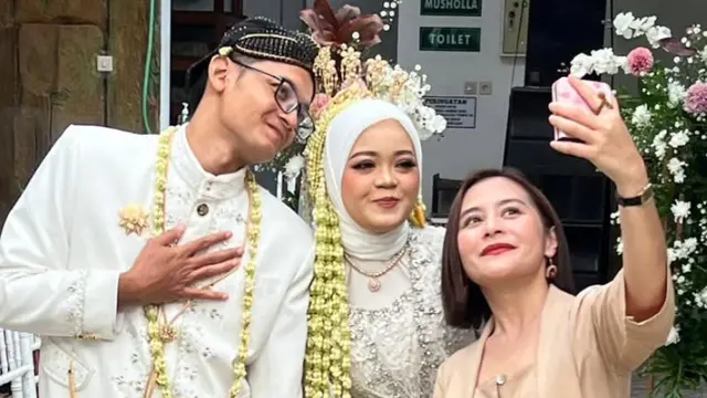 Prilly Latuconsina Hadiri di Pernikahan Fansnya di Jogja kenakan kebaya kutu baru. [@prillylatuconsina96]