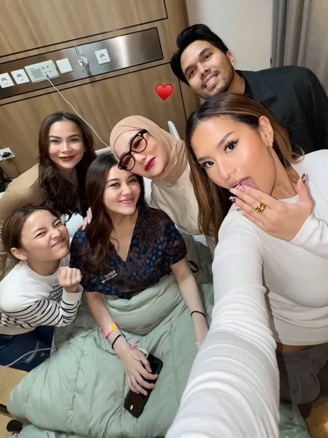 Keluarga saat Dampingi Aaliyah Massaid Melahirkan Anak Pertama. [@rezaartameviaofficial]