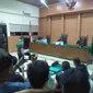 Terdakwa Prada DP saat mendengarkan vonis hukuman penjara seumur hidup di Pengadilan Militer I-04 Palembang (Liputan6.com / Nefri Inge)