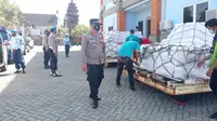 Polisi Kawal Ketat 26.170 Vial Vaksin Astrazeneca yang Tiba di Bali