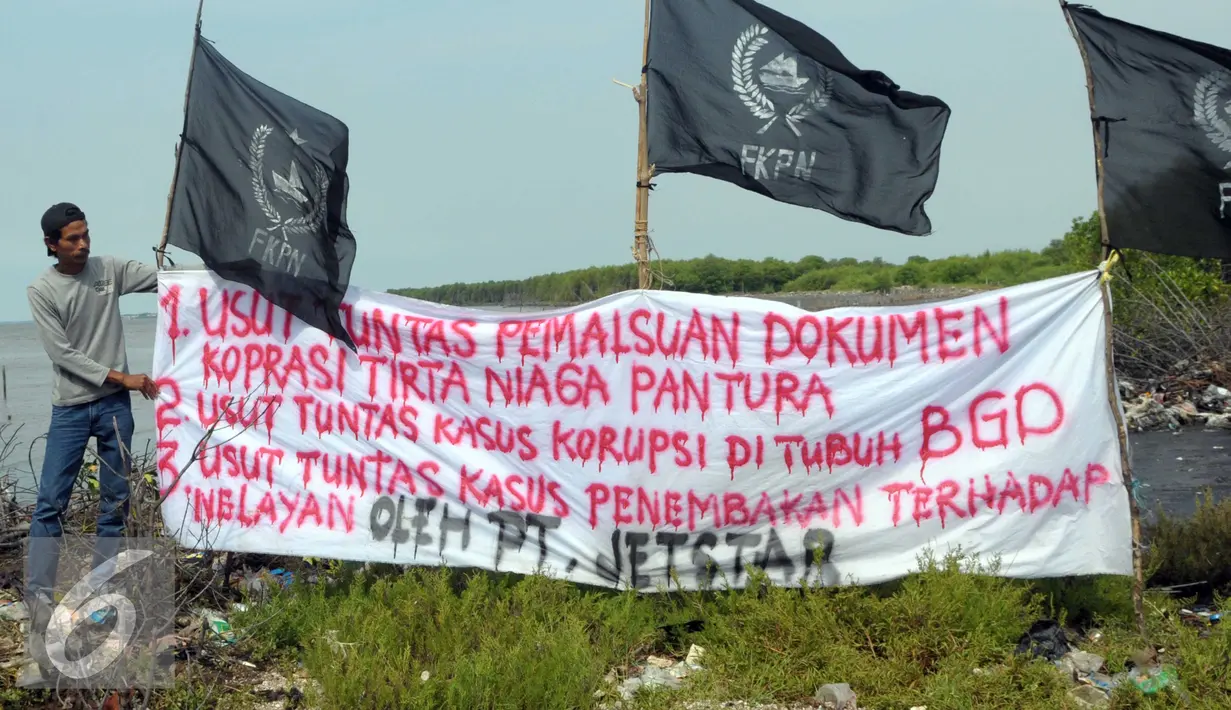 Nelayan memasang spanduk berisi tuntutan bermacam kasus yang mengiringi Reklamasi teluk Jakarta di perairan Serang, Banten, Rabu (27/4). (Liputan6.com/Helmi Afandi)