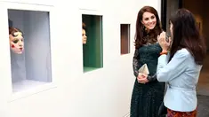 Duchess of Cambridge, Kate Middleton berbincang dengan seniman Gillian Wearing saat pameran Portrait Gala 2017 di National Portrait Gallery, London (28/3). Selain pameran acara tersebut juga menggelar penggalangan dana. (Neil Hall/Pool photo via AP)