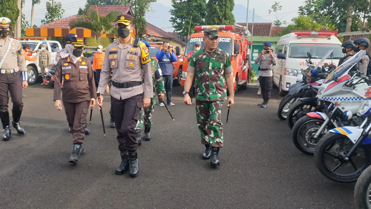 Kapolres Garut AKBP Wirdhanto Hadicaksono melakukan pengecekan pasukan Operasi Patuh Lodaya 2022 di Halaman Mapolres Garut, Jawa Barat. (Liputan6.com/Jayadi Supriadin)