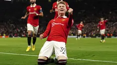 Gelandang Manchester United atau MU, Scott McTominay merayakan gol yang dicetaknya ke gawang Omonia Nicosia dalam laga matchday 4 fase grup Liga Europa 2022/2023 di Old Trafford, Jumat dini hari WIB (14/10/2022). Setan Merah, julukan lain MU, harus menunggu sampai menit akhir sebelum mengalahkan Omonia Nicosia. (Martin Rickett/PA via AP)