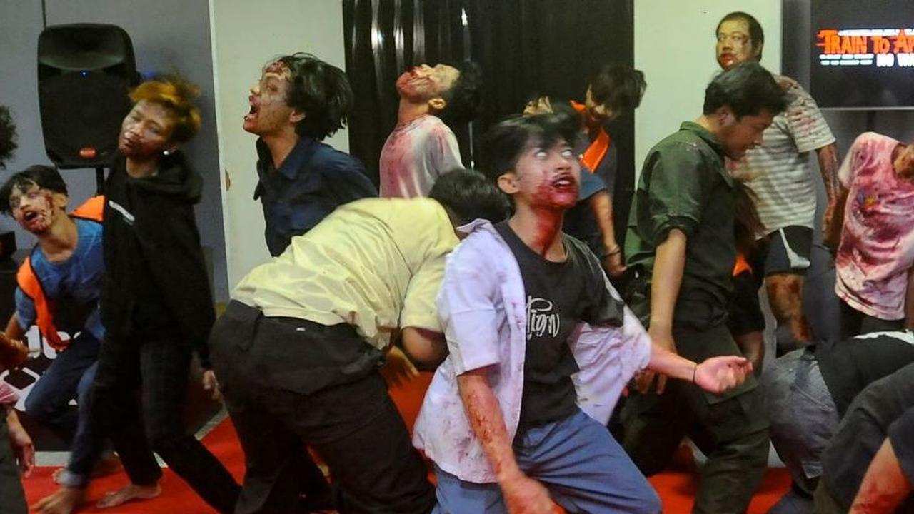 Pengunjung Stasiun Pegangsaan Dua, Jakarta, dibuat kaget dan ketakutan saat mengikuti kegiatan "Train to Apocalypse" pada Kamis (11/07/2024). Foto: merdeka.com / Arie Basuki<br>