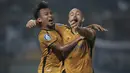 Persib Bandung harus puas ditahan imbang tuan rumah Bhayangkara FC 2-2 pada pekan pertama BRI Liga 1 2022/2023 di Stadion Wibawa Mukti, Cikarang, Minggu (24/7/2022) malam WIB. Maung Bandung hampir saja memetik tiga poin penuh, sebelum akhirnya pemain pengganti Sani Rizki Fauzi mencetak gol penyeimbang pada menit ke-85. Dua gol Persib dicetak oleh Rachmat Irianto (42') dan Frets Butuan (48). Sementara gol pertama The Guardians dicetak oleh Youssef Ezzejjari pada menit ke-38. (Bola.com/Ikhwan Yanuar)