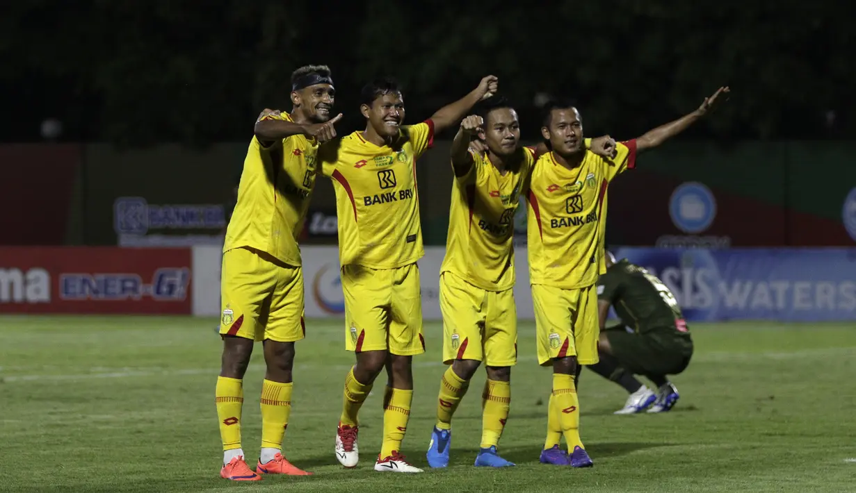 Gelandang Bhayangkara FC, Bruno Matos, merayakan gol yang dicetaknya ke gawang Tira Persikabo pada laga Shopee Liga 1 di Stadion PTIK, Jakarta, Sabtu (19/10). Bhayangkara menang 2-0 atas Tira Persikabo. (Bola.com/Yoppy Renato)